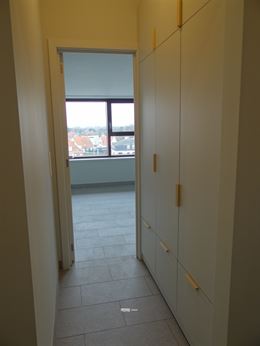 TE HUUR OP JAARBASIS - héél ruim ongemeubeld nieuwbouw dakappartement - enige bewoner op dit verdiep - zonnekant - living doorlopend vooraan - achte...