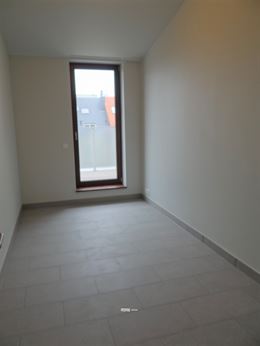 TE HUUR OP JAARBASIS - héél ruim ongemeubeld nieuwbouw dakappartement - enige bewoner op dit verdiep - zonnekant - living doorlopend vooraan - achte...
