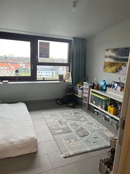 TE HUUR OP JAARBASIS - héél ruim ongemeubeld nieuwbouw dakappartement - enige bewoner op dit verdiep - zonnekant - living doorlopend vooraan - achte...