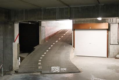 Res. Zonneschijn Parking 15 - Overdekte parkeerplaats op niveau -1 - Centraal gelegen in de Franslaan - Afmetingen: 2,20 x 5,10 m - Beperkte inrijhoog...