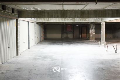 Res. Zonneschijn Parking 15 - Overdekte parkeerplaats op niveau -1 - Centraal gelegen in de Franslaan - Afmetingen: 2,20 x 5,10 m - Beperkte inrijhoog...