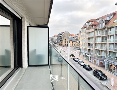 Res. Ambassade E 0302 - Zonnig appartement met twee slaapkamers - Gelegen in de winkelstraat op de derde verdieping - Inkom met apart toilet - Leefrui...