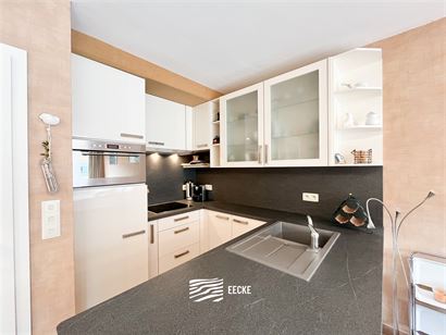 Res. Ambassade D 0401 - Zonnig appartement met twee slaapkamers - Gelegen op de vierde verdieping in de winkelstraat - Inkom - Apart toilet - Leefruim...