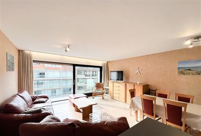 Res. Ambassade D 0401 - Zonnig appartement met twee slaapkamers - Gelegen op de vierde verdieping in de winkelstraat - Inkom - Apart toilet - Leefruim...