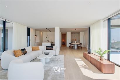 Res. Scorpio AB 0002 - Uniek gerenoveerd doorloopappartement van 207 m² met drie slaapkamers en bureauruimte - Geniet van een prachtig zeezicht vanaf...
