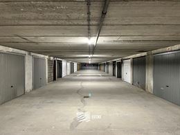 Hendrikaplein garage 125 - Afgesloten garagebox nummer 125 - Gelegen onder het Hendrikaplein op niveau -2 - Afmetingen: 2,84 x 5,40 m - Volle eigendom...