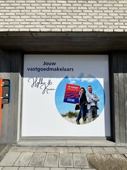 Ruim handelspand met veel visibiliteit! Gelegen aan een vlotte invalsweg van Veurne, op enkele stappen van de Grote Markt en het station - totale oppe...