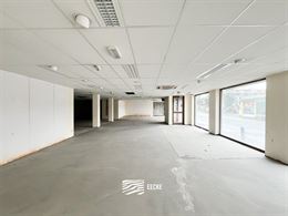 Ruim handelspand met veel visibiliteit! Gelegen aan een vlotte invalsweg van Veurne, op enkele stappen van de Grote Markt en het station - totale oppe...