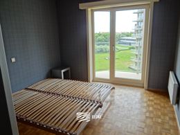 À LOUER SUR UNE BASE ANNUELLE - appartement non meublé avec 2 chambres - vue unique sur le canal et la mer - spacieux séjour avec cuisine ouverte -...