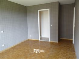 À LOUER SUR UNE BASE ANNUELLE - appartement non meublé avec 2 chambres - vue unique sur le canal et la mer - spacieux séjour avec cuisine ouverte -...