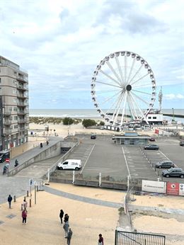 À LOUER SUR UNE BASE ANNUELLE - appartement non meublé avec 2 chambres - vue unique sur le canal et la mer - spacieux séjour avec cuisine ouverte -...