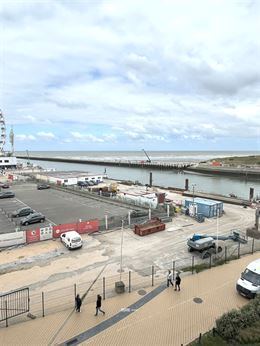 À LOUER SUR UNE BASE ANNUELLE - appartement non meublé avec 2 chambres - vue unique sur le canal et la mer - spacieux séjour avec cuisine ouverte -...