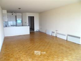 À LOUER SUR UNE BASE ANNUELLE - appartement non meublé avec 2 chambres - vue unique sur le canal et la mer - spacieux séjour avec cuisine ouverte -...