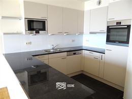 À LOUER SUR UNE BASE ANNUELLE - appartement non meublé avec 2 chambres - vue unique sur le canal et la mer - spacieux séjour avec cuisine ouverte -...