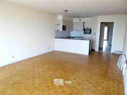 À LOUER SUR UNE BASE ANNUELLE - appartement non meublé avec 2 chambres - vue unique sur le canal et la mer - spacieux séjour avec cuisine ouverte -...