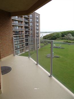 À LOUER SUR UNE BASE ANNUELLE - appartement non meublé avec 2 chambres - vue unique sur le canal et la mer - spacieux séjour avec cuisine ouverte -...