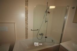 À LOUER SUR UNE BASE ANNUELLE - appartement non meublé avec 2 chambres - vue unique sur le canal et la mer - spacieux séjour avec cuisine ouverte -...