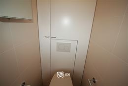 À LOUER SUR UNE BASE ANNUELLE - appartement non meublé avec 2 chambres - vue unique sur le canal et la mer - spacieux séjour avec cuisine ouverte -...
