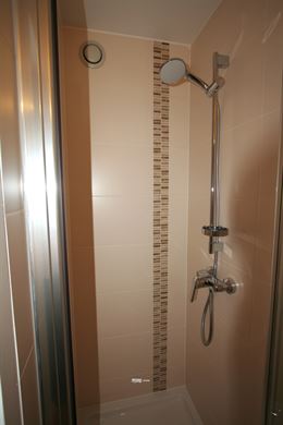 À LOUER SUR UNE BASE ANNUELLE - appartement non meublé avec 2 chambres - vue unique sur le canal et la mer - spacieux séjour avec cuisine ouverte -...