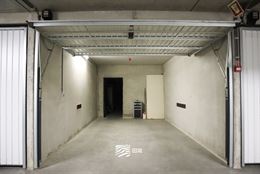 Loodswezenplein Garage 182 - Spacieux garage box avec local de rangement - Situé au niveau -2 - Dimensions : 3,08 x 5,73 m, local de rangement attena...