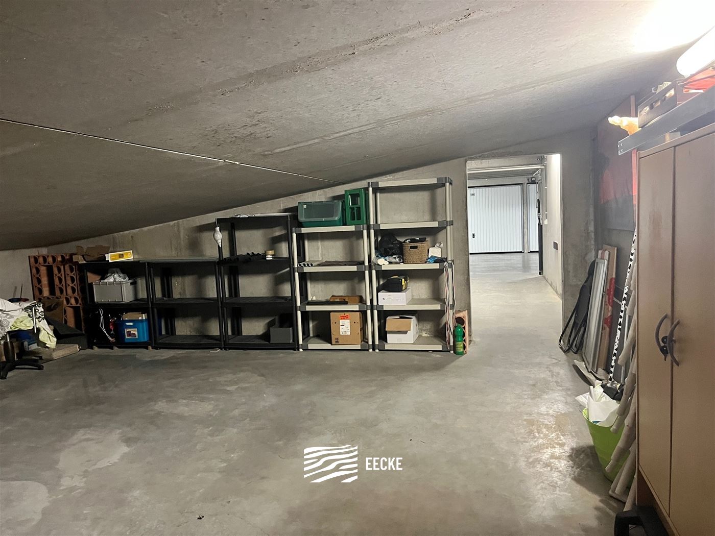 Loodswezenplein Garage 182 - Spacieux garage box avec local de rangement - Situé au niveau -2 - Dimensions : 3,08 x 5,73 m, local de rangement attena...