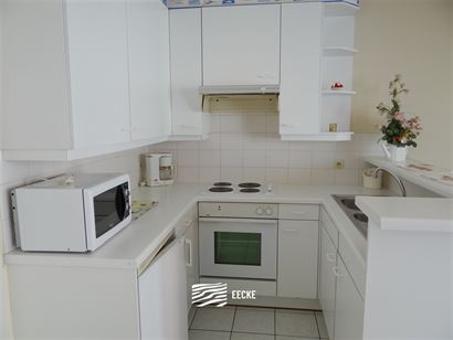 MEUBLE A LOUER A L'ANNEE - situé au 2eme étage - salon spacieux avec terrasse - cuisine ouverte équipée avec cuisinière électrique, frigo et fou...