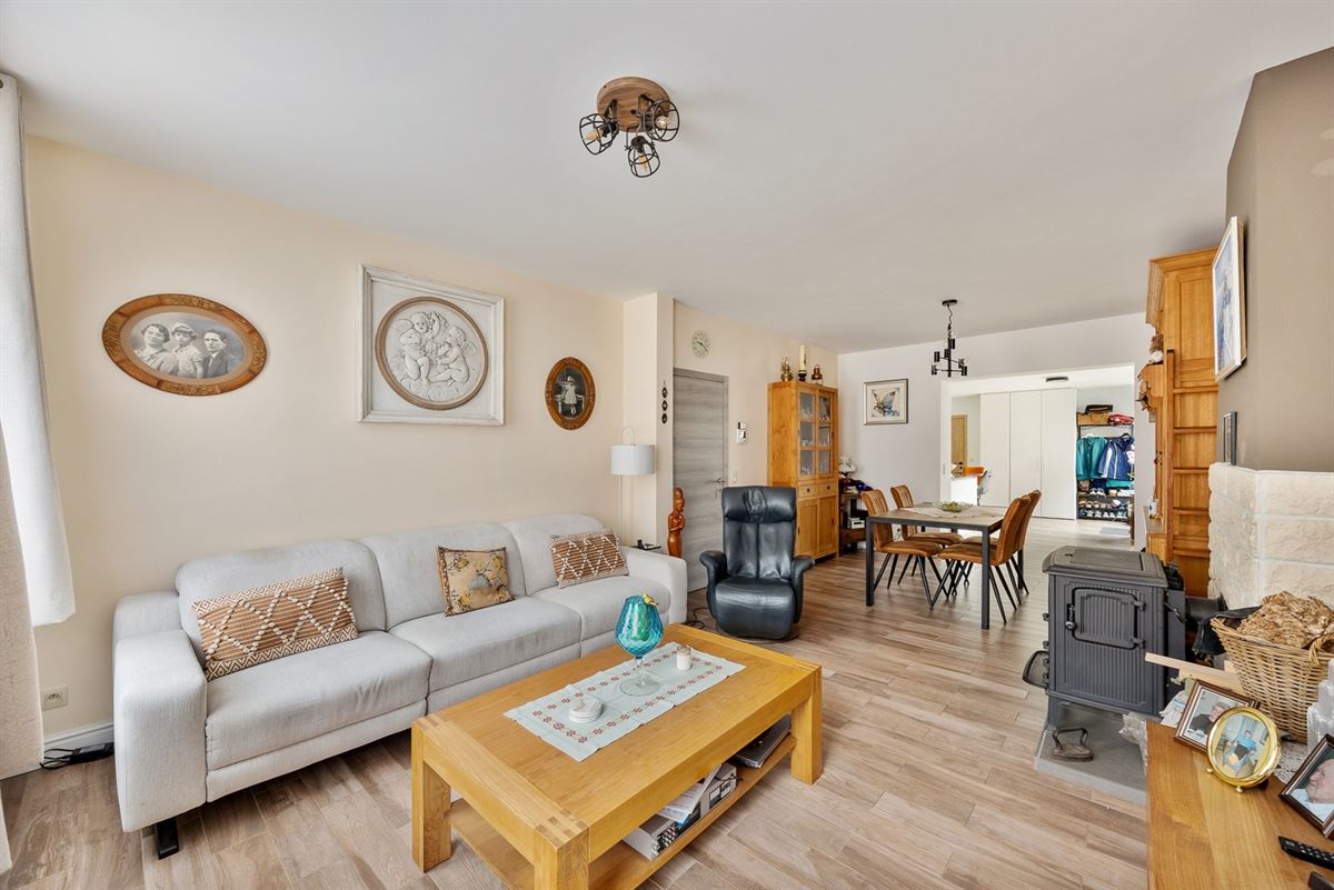 Appartementsgebouw met 2 appartementen en tuin.