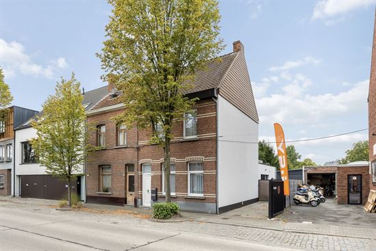 Appartementsgebouw met 2 appartementen en tuin.