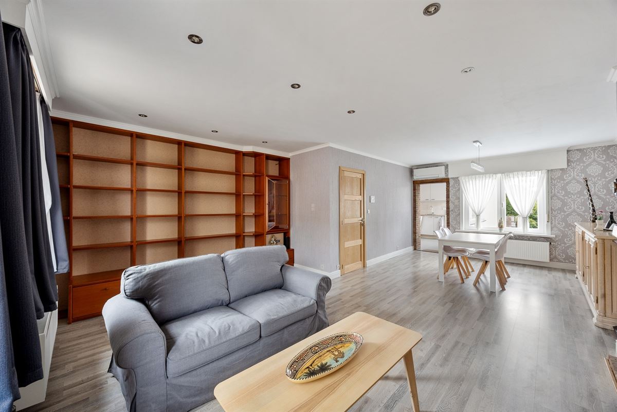 Appartementsgebouw met 2 appartementen en tuin.