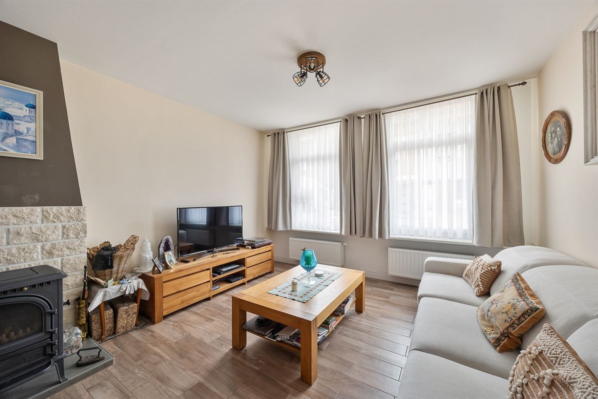 Appartementsgebouw met 2 appartementen en tuin.