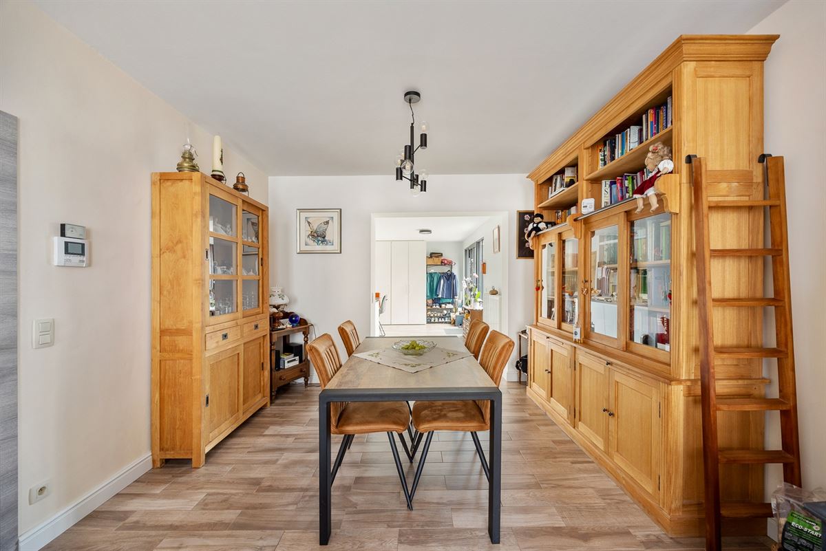 Appartementsgebouw met 2 appartementen en tuin.