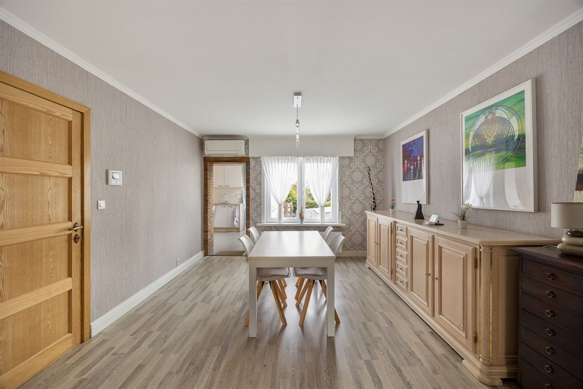 Appartementsgebouw met 2 appartementen en tuin.