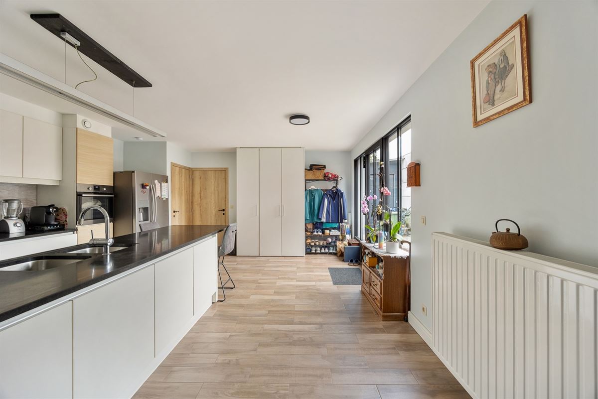 Appartementsgebouw met 2 appartementen en tuin.