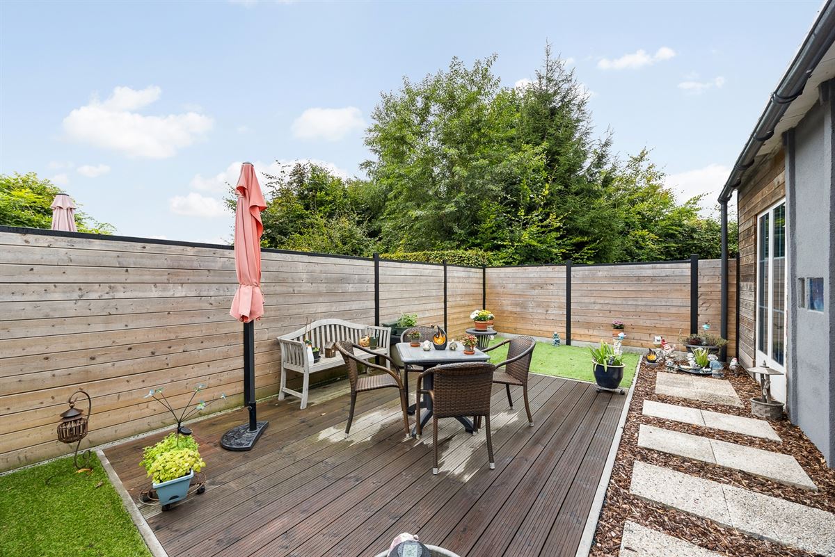 Appartementsgebouw met 2 appartementen en tuin.