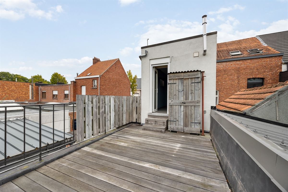 Appartementsgebouw met 2 appartementen en tuin.