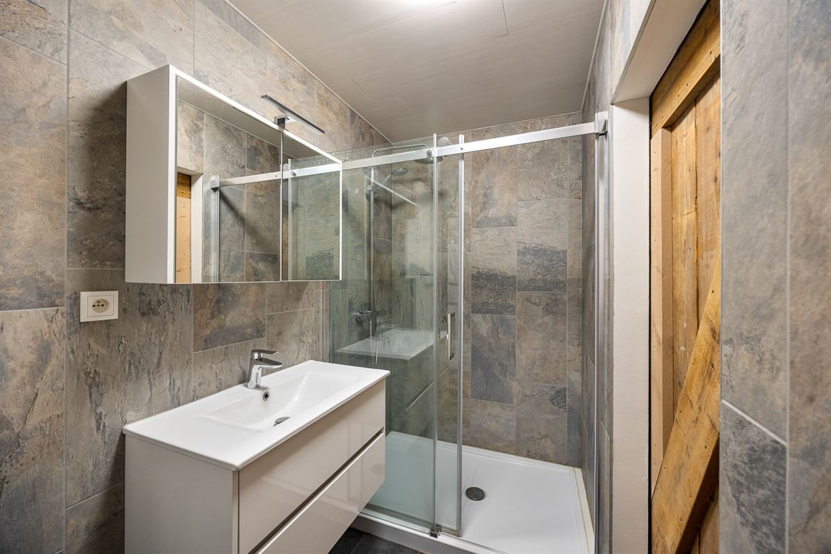 Appartementsgebouw met 2 appartementen en tuin.