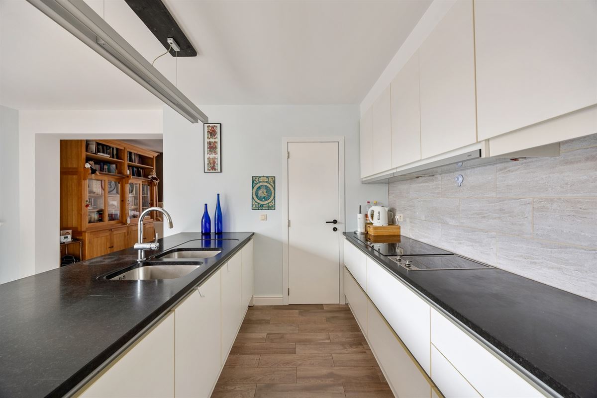Appartementsgebouw met 2 appartementen en tuin.