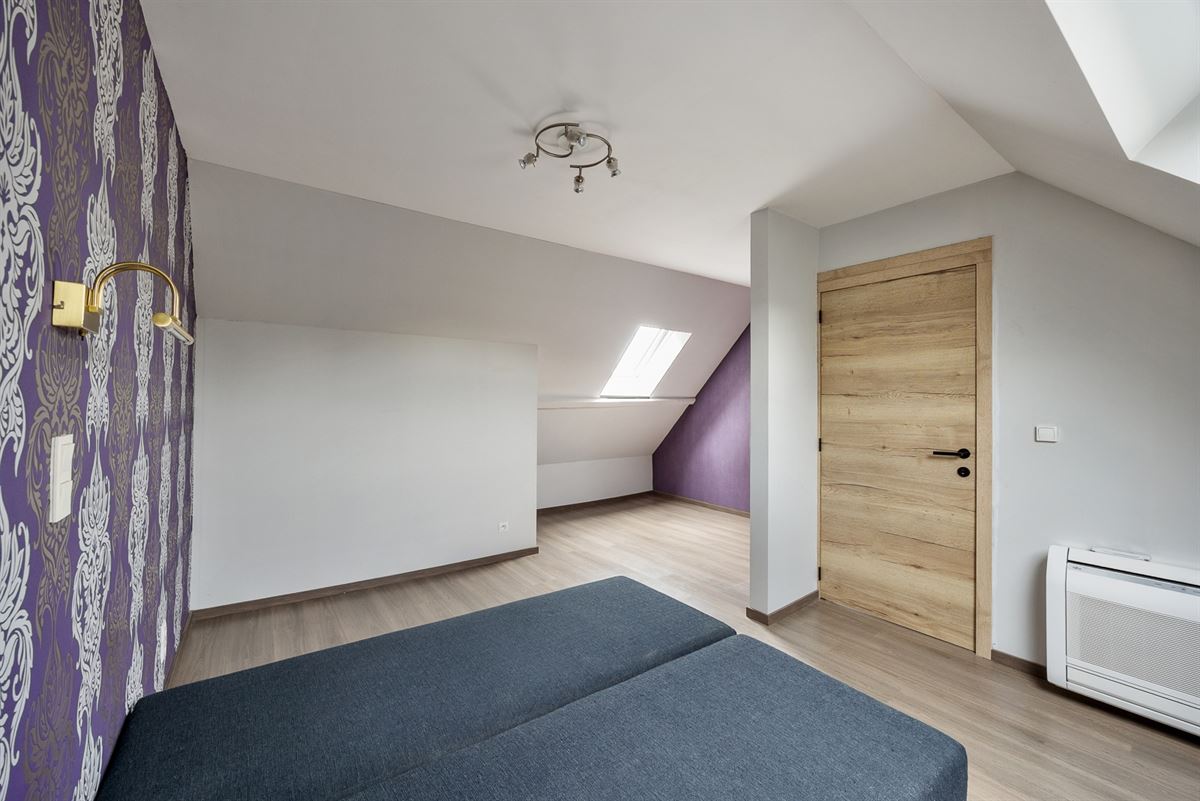 Appartementsgebouw met 2 appartementen en tuin.