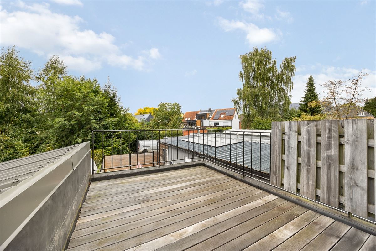 Appartementsgebouw met 2 appartementen en tuin.
