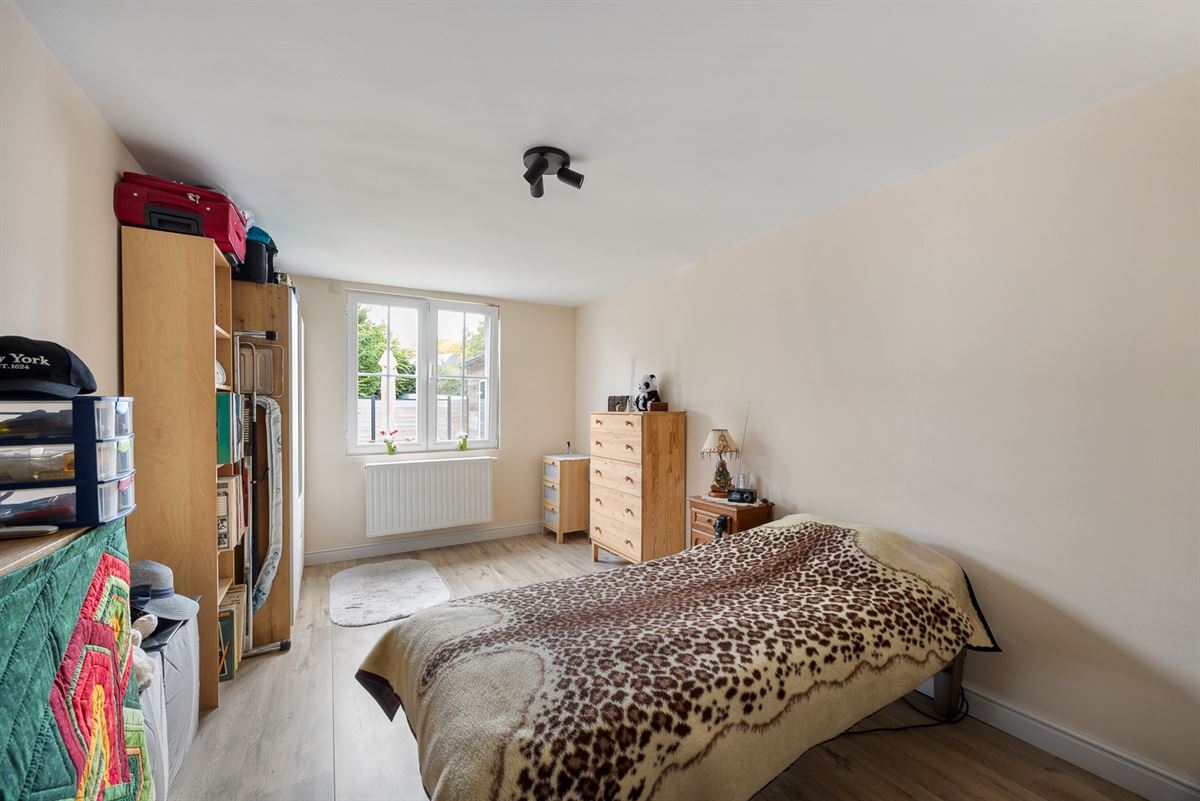 Appartementsgebouw met 2 appartementen en tuin.