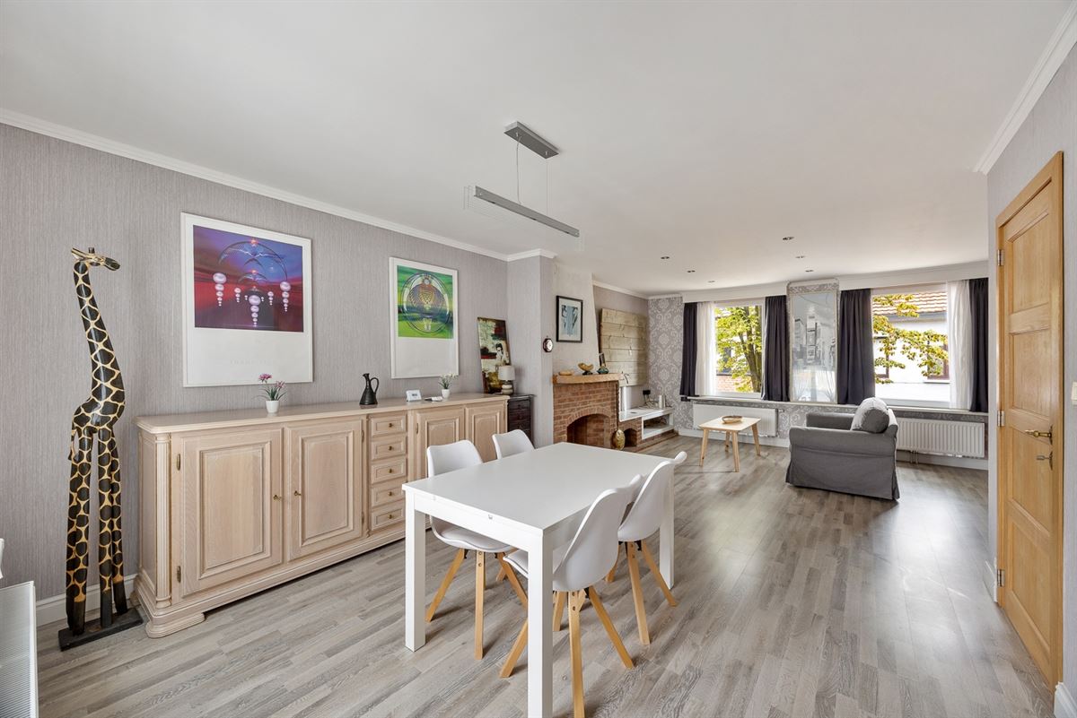 Appartementsgebouw met 2 appartementen en tuin.