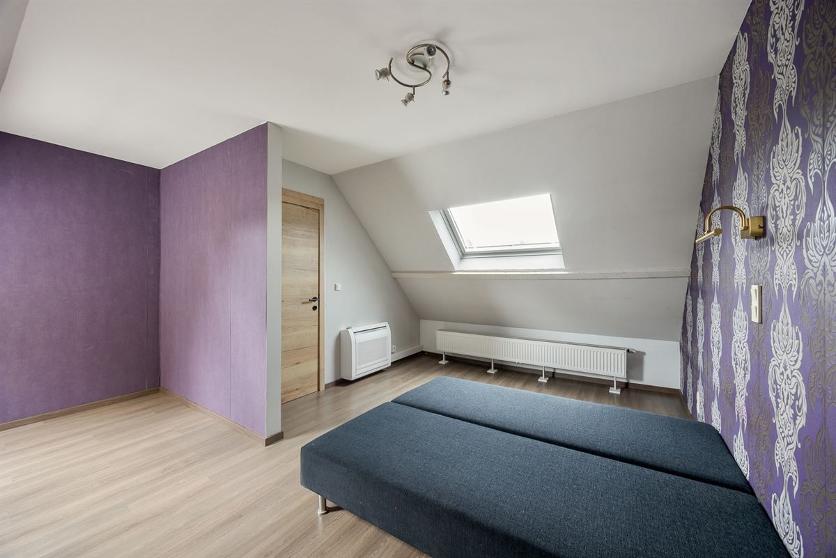 Appartementsgebouw met 2 appartementen en tuin.