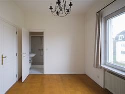 Schitterend, lichtrijk en karaktervol appartement met in de living heeft een prachtige open haard en authentieke parketvloer. 

Het appartement is i...