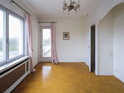 Schitterend, lichtrijk en karaktervol appartement met in de living heeft een prachtige open haard en authentieke parketvloer. 

Het appartement is i...