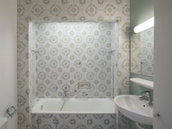 Schitterend, lichtrijk en karaktervol appartement met in de living heeft een prachtige open haard en authentieke parketvloer. 

Het appartement is i...