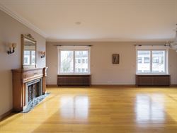 Schitterend, lichtrijk en karaktervol appartement met in de living heeft een prachtige open haard en authentieke parketvloer. 

Het appartement is i...