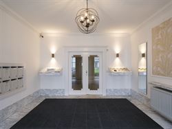 Schitterend, lichtrijk en karaktervol appartement met in de living heeft een prachtige open haard en authentieke parketvloer. 

Het appartement is i...