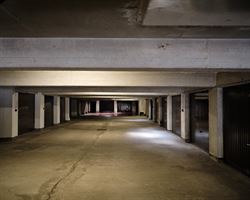 Schitterend, lichtrijk en karaktervol appartement met in de living heeft een prachtige open haard en authentieke parketvloer. 

Het appartement is i...