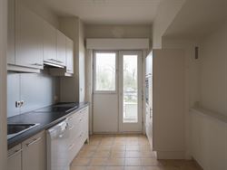 Schitterend, lichtrijk en karaktervol appartement met in de living heeft een prachtige open haard en authentieke parketvloer. 

Het appartement is i...