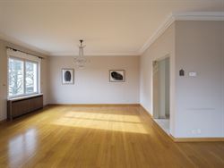 Schitterend, lichtrijk en karaktervol appartement met in de living heeft een prachtige open haard en authentieke parketvloer. 

Het appartement is i...